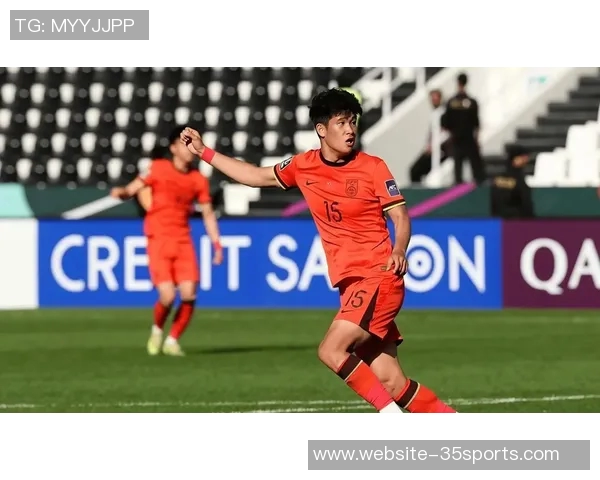 中国国家足球队迎战伊拉克队全力争胜展现实力与团队精神